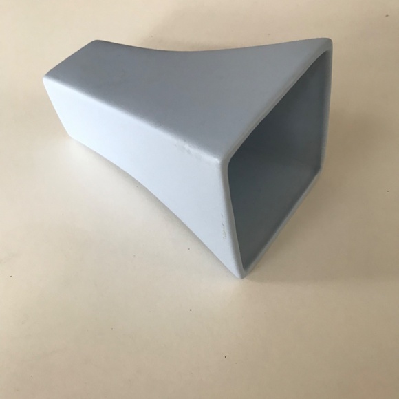 A flower vase in a unusual beautiful baby blue color - Picture 3 of 4